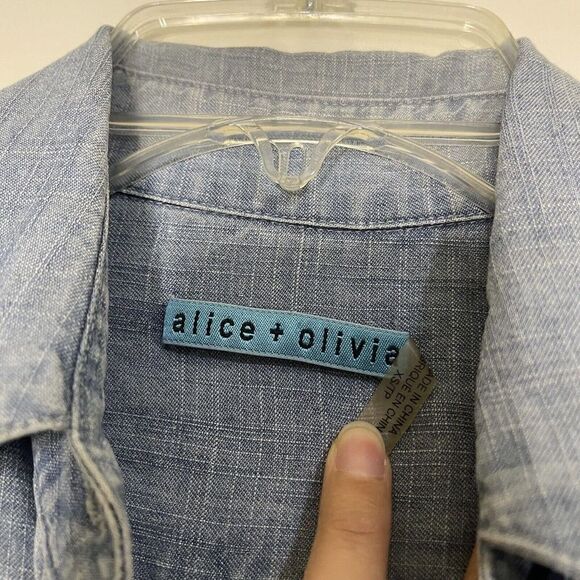 ALICE AND OLIVIA Sleeveless bue Denim button up shirt size XS - Picture 2 of 4